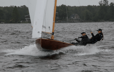 een-lachende-lieke-kort-in-de-trapeze-vwdtp